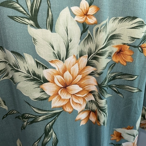 Tommy Bahama 100% SILK
Hawaiian Shirt Men's MEDIUM
Light green w/ Beige Flowers - Picture 7 of 10